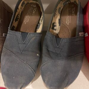 Navy blue Tom’s